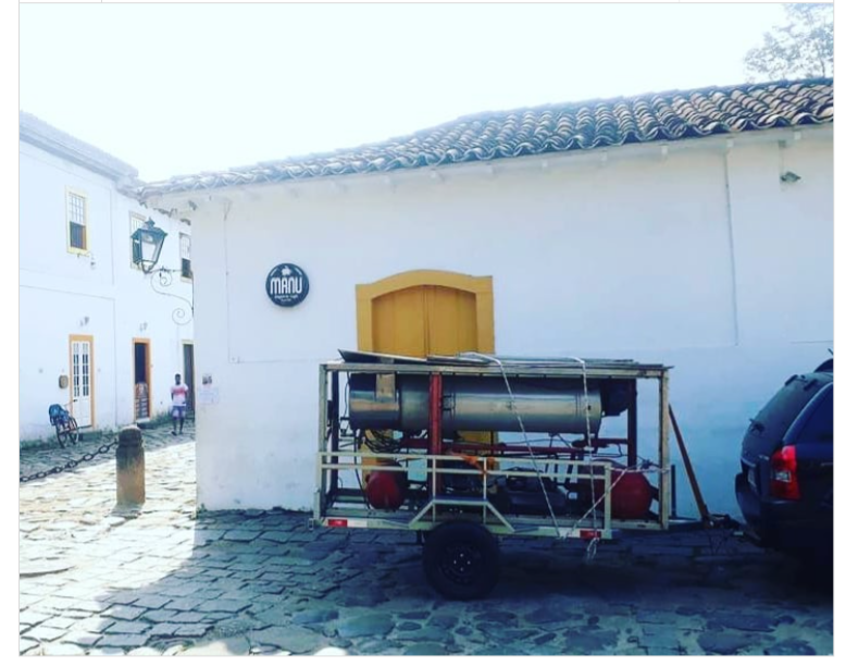 Foto tirada em Paraty, 2021 — carro com reboque e máquina de gelo usada. Marco zero do negócio.